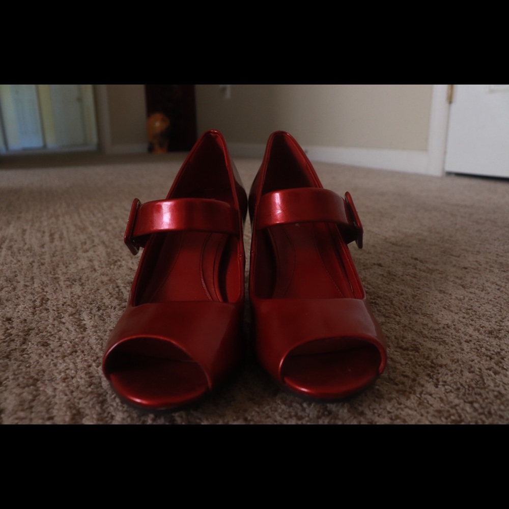Red strap up reaction shoes